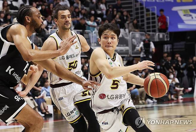 돌파하는 양준석 (수원=연합뉴스) 홍기원 기자 = 3일 경기도 수원KT소닉붐아레나에서 열린 프로농구 수원 KT 소닉붐과 창원 LG 세이커스의 경기. LG 양준석이 돌파하고 있다. 2026.4.3 xanadu@yna.co.kr