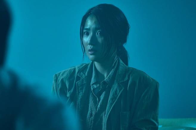 영화 '살목지'의 한 장면. 주인공 김혜윤이 공포에 질린 모습이다. / 사진제공=쇼박스