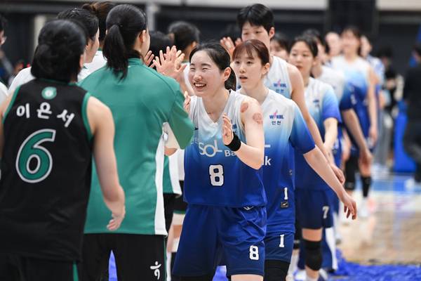 2025-2026시즌 마지막 경기 후 인사하는 인천 신하은행 에스버드./WKBL 제공