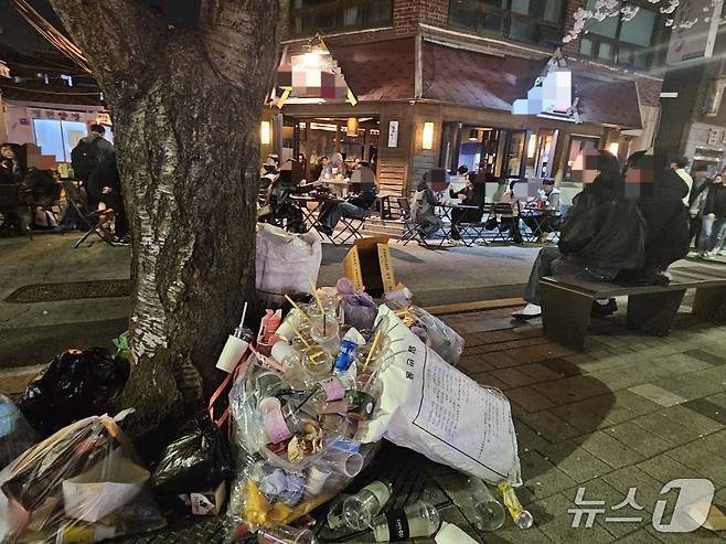 3일 서울 성북구 성북천의 나무 밑에 쓰레기가 널브러져 있다. 2026.4.3 ⓒ 뉴스1 유채연 기자