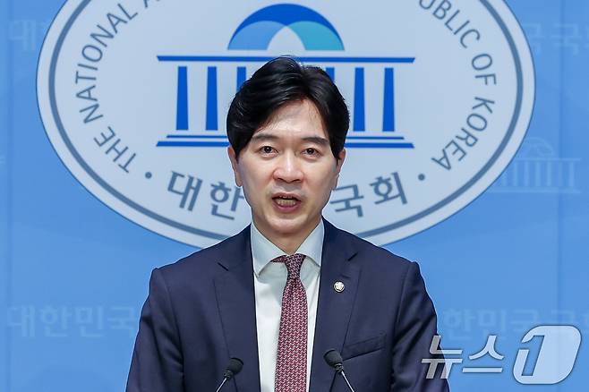 박성훈 국민의힘 수석대변인이 21일 서울 여의도 국회 소통관에서 강선우 여성가족부 장관 후보자 임명 강행을 규탄하는 내용의 논평을 하고 있다. 2025.7.21 ⓒ 뉴스1 안은나 기자