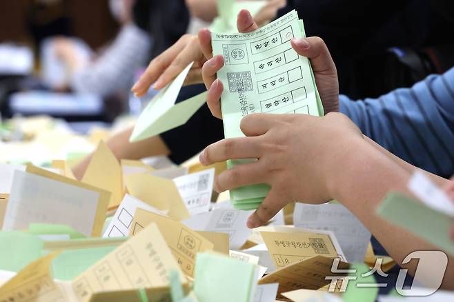 31일 오전 서울 종로구 서울시선거관리위원회에서 오는 6월 3일 실시되는 제9회 전국동시지방선거를 대비한 모의개표 실습이 진행되고 있다. 2026.3.31 ⓒ 뉴스1 이광호 기자