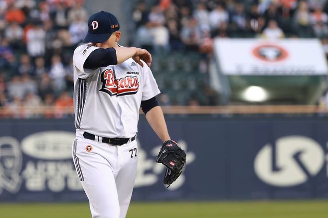 두산 플렉센이 3일 잠실구장에서 열린 2026 KBO리그 정규시즌 한화전에서 1회 수비를 마친 후 더그아웃으로 돌아가고 있다. 사진 | 두산 베어스