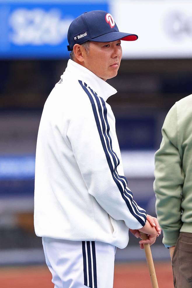 두산 김원형 감독이 1일 대구삼성라이온즈파크에서 열린 2026 KBO리그 정규시즌 삼성전에 앞서 선수단 훈련을 지켜보고 있다. 사진 | 두산 베어스