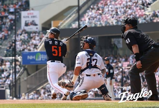 한화 문현빈(왼쪽)이 4일 잠실구장에서 열린 2026 KBO리그 정규시즌 두산전에서 적시타를 치고 있다. 사진 | 한화 이글스