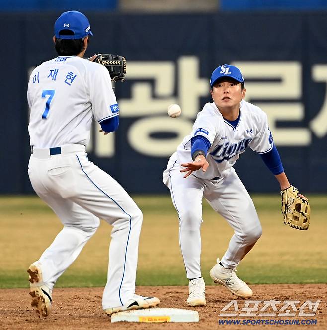 23일 대구삼성라이온즈파크에서 열린 KIA와 삼성의 시범경기. 3회초 1사 1,2루 삼성 2루수 류지혁이 KIA 김도영의 땅볼 타구를 잡아 유격수 이재현에 토스하고 있다. 대구=허상욱 기자wook@sportschosun.com/2026.03.23/