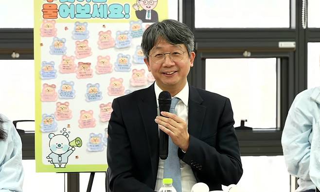 임승관 질병관리청장은 지난 1일 ‘무엇이든 물어보세요’라는 주제로 라이브 방송을 하고 있다. /유튜브