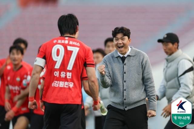 ▲ 강원FC 정경호 감독이 4일 강릉하이원아레나에서 열린 광주FC와 하나은행 K리그1 2026 6라운드 맞대결에서 이유현의 쐐기 득점이 나오자 포효하고 있다. 한국프로축구연맹 제공