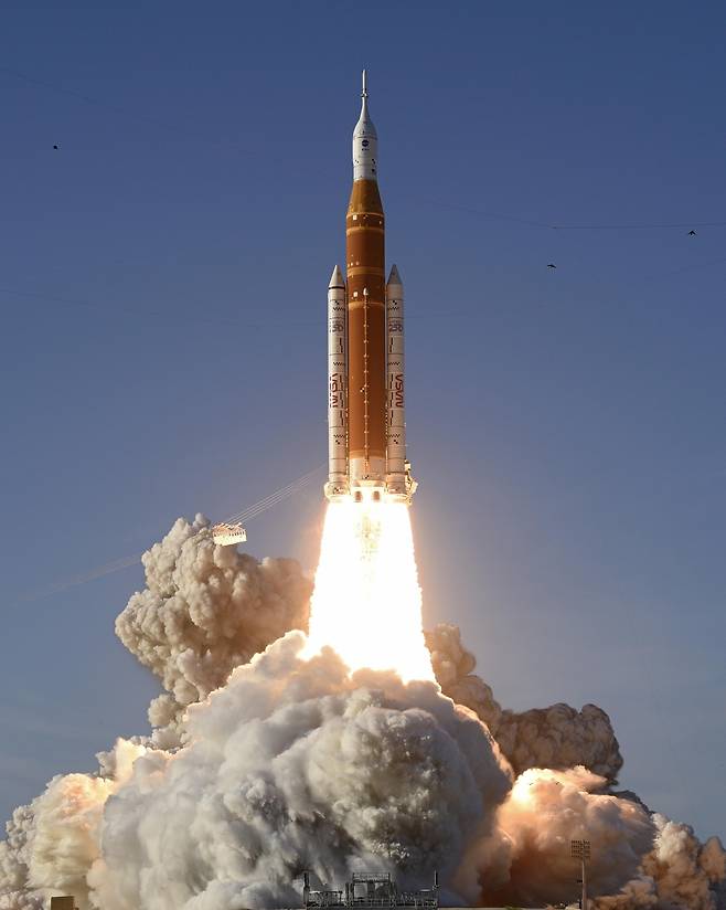 달 탐사용'오리온 우주선'을 실은 미항공우주국 (NASA) 의 우주발사시스템 (SLS) 로켓'아르테미스 2 호'가 1 일 (현지시간) 미 플로리다주 케네디우주센터에서 화염을 내뿜으로 날아오르고 있다. 우주비행사 4 명을 태운 아르테미스 2 호는 NASA 의 50 여년 만에 첫 달 탐사 유인 우주선이다. UPI 연합뉴스