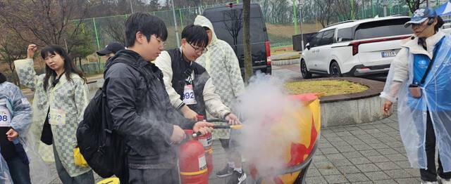 4일 오전 평택 이충레포츠공원에서 열린 ‘2026 평택시민건강걷기대회’에서 이충중학교 이승현군(16·왼쪽)과 민세중학교 윤은석군(16)이 평택안전문화추진협회가 운영한 화재모형을 대상으로 소화기를 발사하고 있다. 윤동현기자