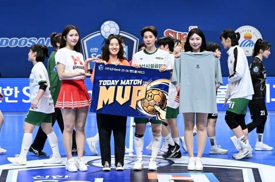 리그 1천500호 골을 넣은 부산시설공단 권한나(오른쪽에서 두 번째). / 사진=연합뉴스