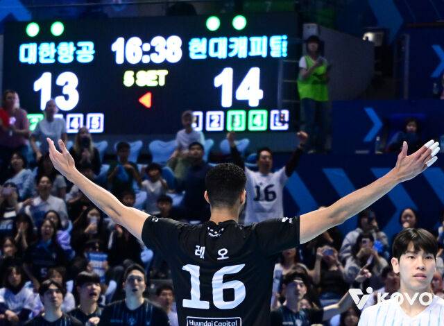 5세트 14-13에서 서브 득점을 확신한 레오./KOVO