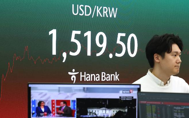 2일 서울 중구 하나은행 본점 딜링룸에 원/달러 환율이 표시되고 있다. 연합뉴스