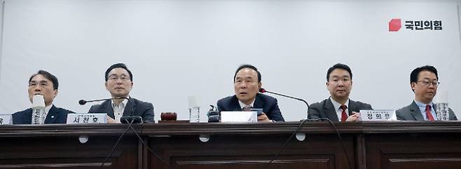 국민의힘 공천관리위원장인 박덕흠 의원이 2일 서울 영등포구 여의도 중앙당사에서 열린 공관위 첫 회의에서 발언하고 있다. 연합뉴스