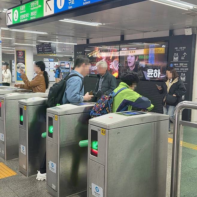 3일 오전 8시, 서울 구로구 신도림역. 출근 인파 속에 노인들이 개찰구를 통과하고 있다. ⓒ시사저널 양선영 디자이너·시사저널 이태준