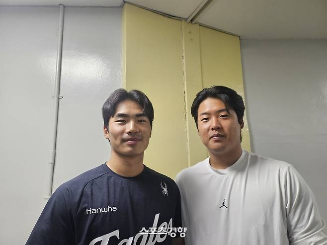 한화 강백호(오른쪽)와 고졸신인 오재원이 같이 미니 인터뷰를 하며 미소짓고 있다. 잠실 | 김은진 기자