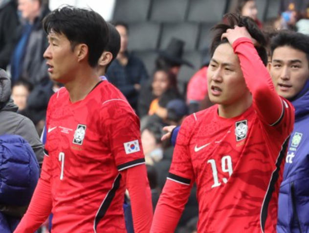 손흥민과 이강인이 28일(현지시간) 영국 밀턴킨스 스타디움 MK에서 열린 코트디부아르와 평가전에서 4-0으로 패하고 황당해하고 있다. 연합뉴스