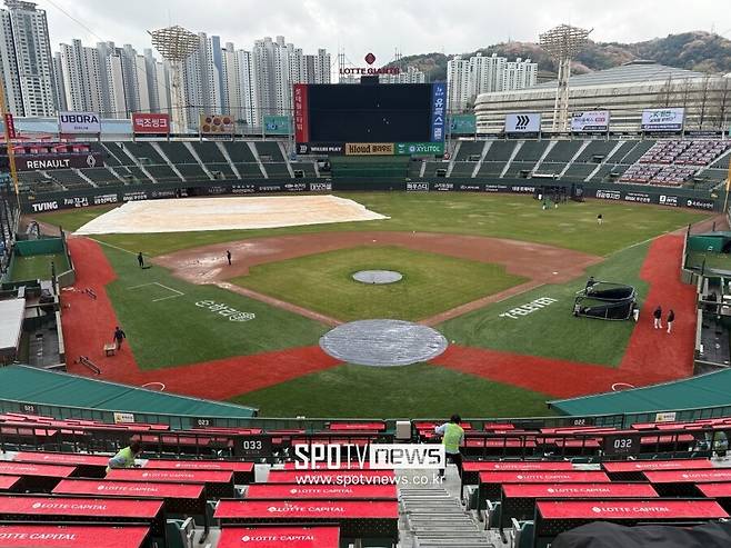 ▲ 그라운드 정비에 돌입한 사직구장