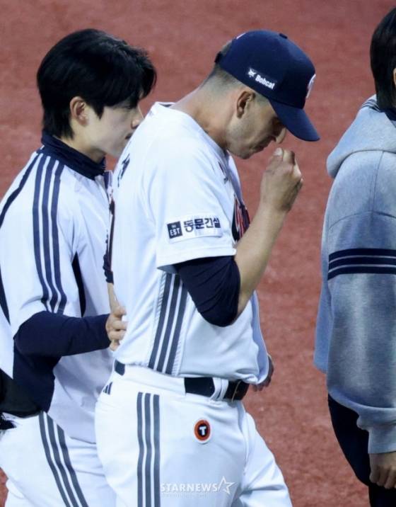 2026 신한 SOL KBO리그 두산 베어스 대 한화 이글스 경기가 3일 서울 잠실야구장에서 열렸다. 두산 선발 플렉센이 2회초 투구 중, 등 근육에 이상을 느껴 교체되고 있다. /사진=김진경 대기자