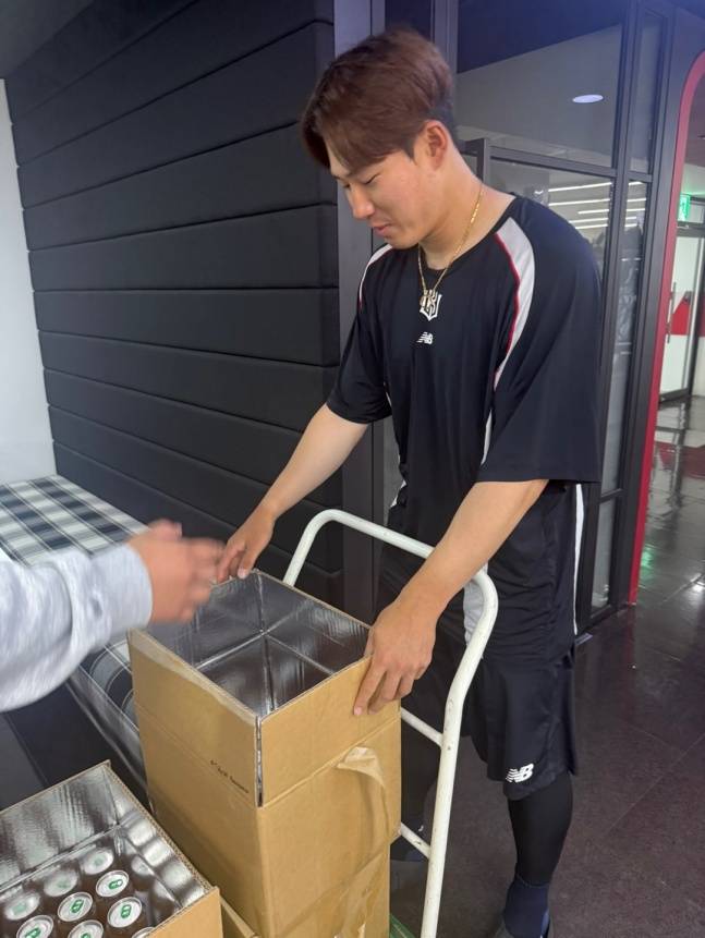 KT 최원준이 3일 삼성과 수원 홈 개막전을 맞아 구단 직원들에게 음료를 전달하고 있다. /사진=KT 위즈 제공