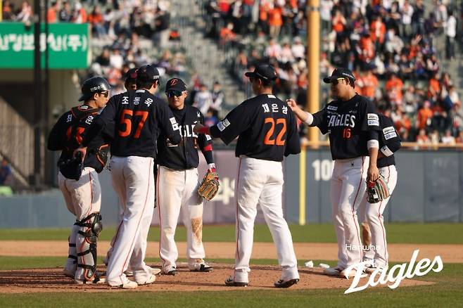 한화 이글스 선수들이 4일 잠실 두산전 승리 후 기뻐하고 있다. /사진=한화 이글스 제공