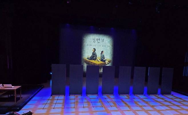 ▲ 연극 십번기 무대 위 8조각 배경은 유려하게 흐르면서 또 다른 주인공 역할을 한다.