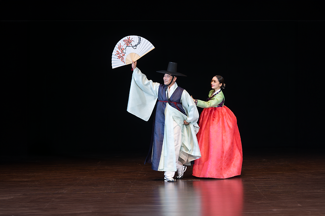 경기도무용단 안문기(왼쪽),. 박지혜 단원이 '춤의 정경, The Body Writes : 춤_이음'에서 선보이는 '사랑가'. 사진=경기아트센터