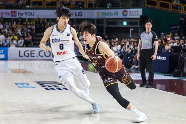 창원LG 양준석이 5일 창원체육관에서 열린 부산KCC와 경기에서 드리블 하고 있다. /KBL