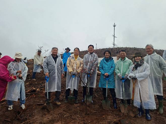 안동시 산불 피해 현장에서 열린 (사)평화의 숲 주최 나무 심기 행사에 참석한 황명석 경북도지사 권한대행(사진 가운데)이 임미애 국회의원(사진 로은쪽 4번째), 권오을 국가보훈부 장관(사진 왼쪽 3번재), 박은식 산림청장(사진 오른쪽 번째) 등과 기념사진을 찍고 있다. /경북도 제공