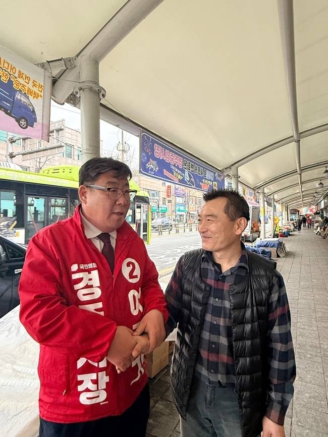 ▲ 여준기 경주시장 예비후보(왼쪽)가 지역 전통시장의 혁신안 공약을 발표한 후 한 전통시장 상인을 만나 대화를 나누고 있다. 여준기 예비후보 선거사무소