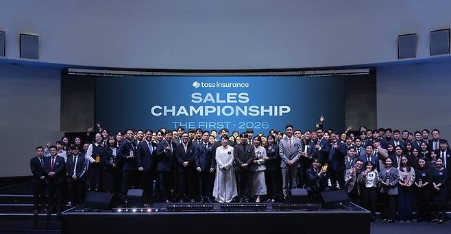토스인슈어런스 관계자들이 지난 6일 서울 세빛섬에서 설립 이래 처음으로 '세일즈 챔피언십' 시상식에서 기념촬영을 하고 있다. 사진/ 토스인슈어런스
