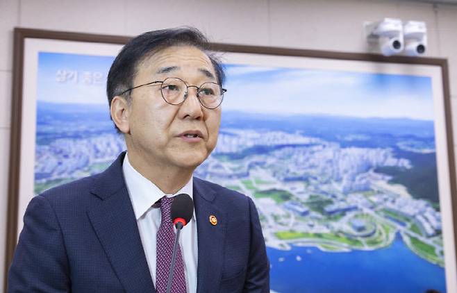 김윤덕 국토교통부 장관이 지난 1일 국회에서 열린 국토교통위원회 전체 회의에서 법안 의결 인사말을 하고있다.(사진=연합뉴스)