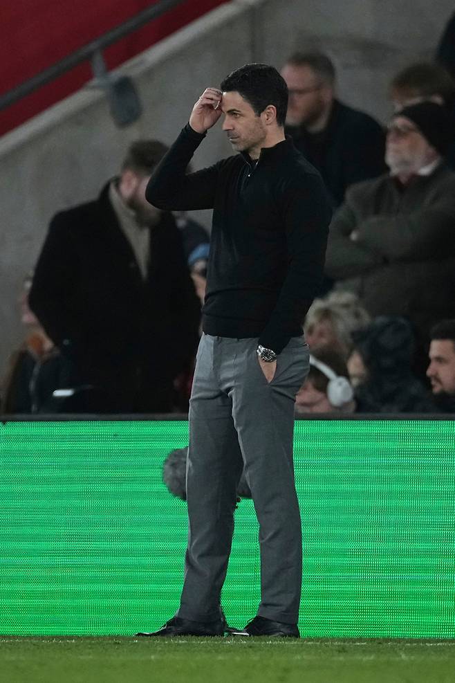 당황한 모습의 아스널 아르테타 감독. AP연합뉴스