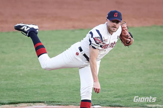 롯데 비슬리가 4일 부산 사직구장에서 열린 2026 KBO리그 정규시즌 SSG전에 선발 등판해 역투하고 있다. 사진 | 롯데 자이언츠