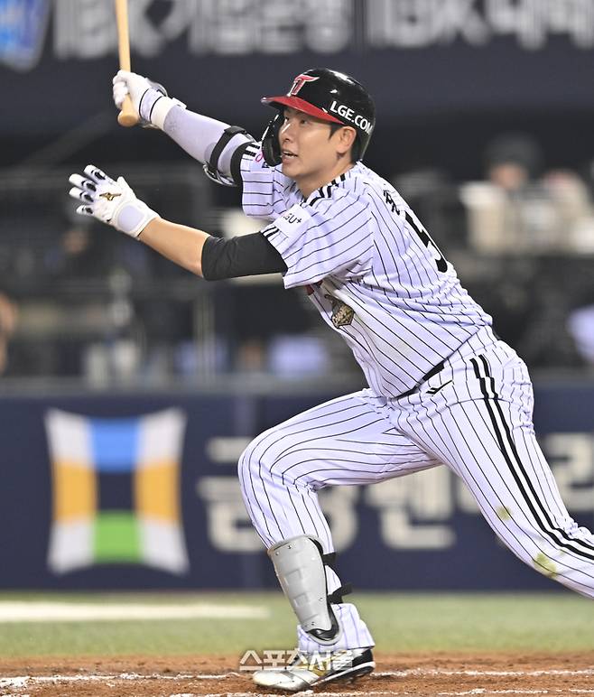 LG 홍창기가 1일 서울 잠실구장에서 열린 2026 KBO리그 KIA전 6회말 1사1루 2루타를 치고 있다. 잠실 | 최승섭기자 thunder@sportsseoul.com