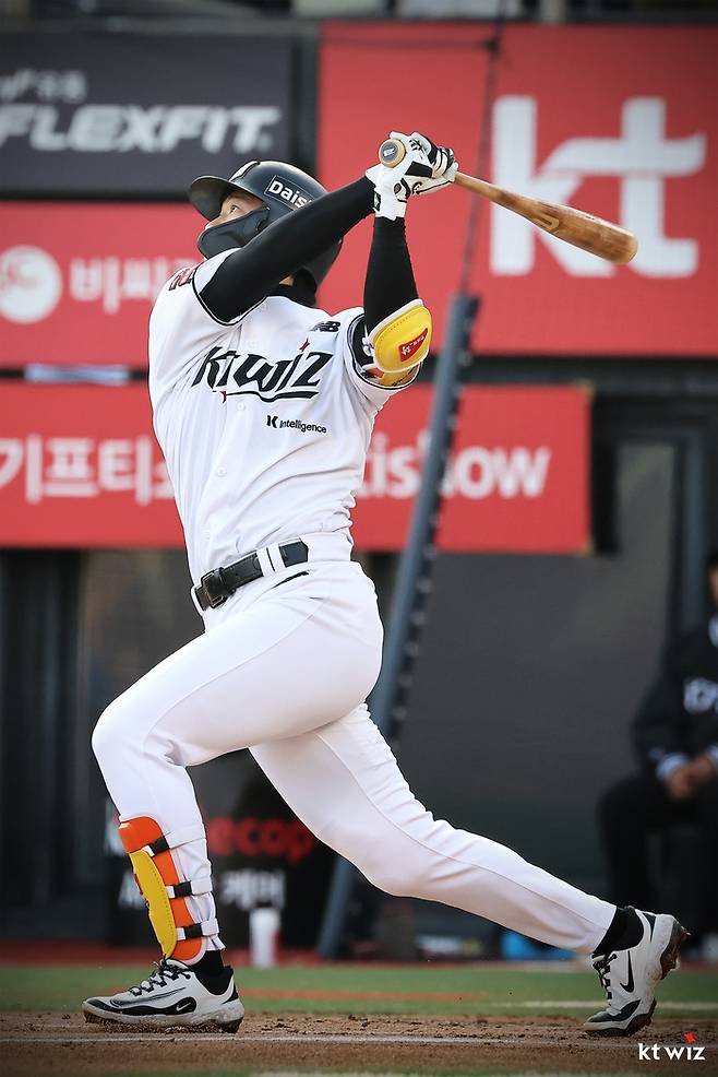 KT 오윤석이 4일 수원케이티위자파크에서 열린 2026 KBO리그 정규시즌 삼성과 경기에서 안타를 치고 있다. 사진 | KT 위즈