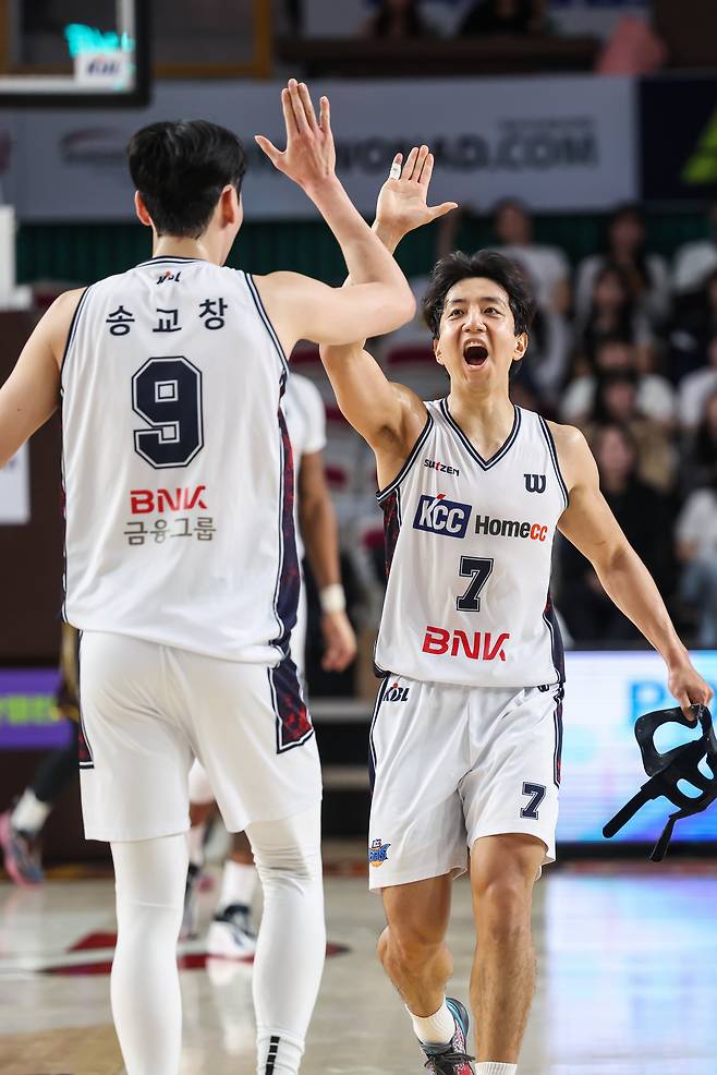 KCC 허훈(오른쪽)이 동료 송교창과 하이파이브를 하고 있다. 허훈은 5일 LG전에서 슛 8개를 시도해 모두 놓쳤으나, 어시스트 11개를 배달하며 승리에 공헌했다. /KBL