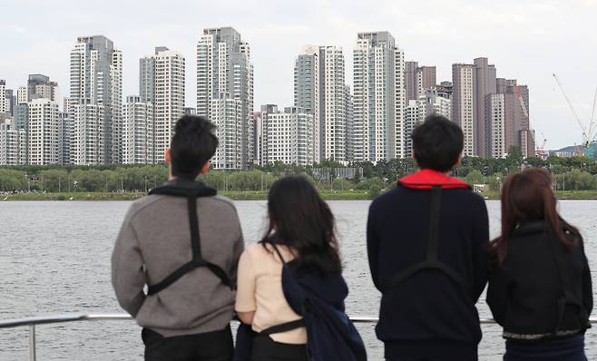 2025년 5월 서울 용산구에서 열린 한 결혼정보회의 소개팅 현장. 데이트를 즐기는 남녀 뒤에 아파트가 보인다. /박성원 기자