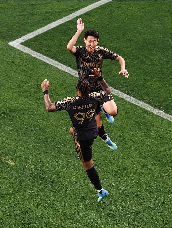 손흥민(LA FC)이 5일 올랜도 시티와의 2026시즌 미국 메이저리그사커(MLS) 6라운드 안방경기에서 팀 동료 드니 부앙가와 손을 마주치고 있다. 손흥민은 이날 부앙가와 연계 플레이로 3골을 만들어내는 등 5골에 관여하며 팀의 6-0 대승을 이끌었다. 사진 출처 LA FC 인스타그램