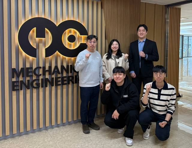 이강택(뒷줄 왼쪽) KAIST 교수와 연구진.