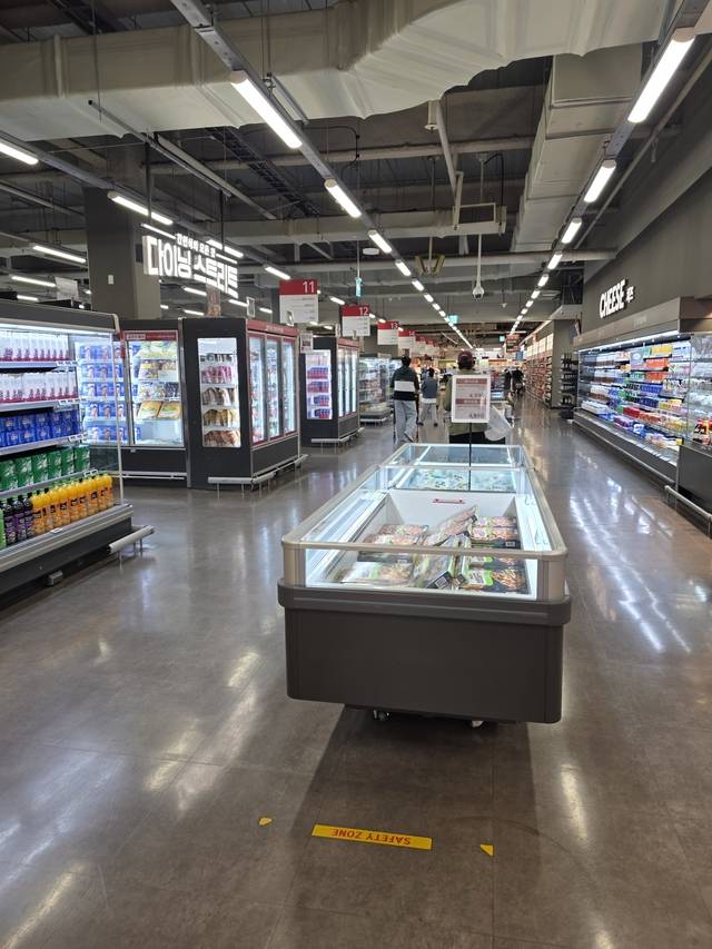 서울 강서구 홈플러스 강서점에서 지난 1일 고객들이 식품 코너를 둘러보고 있다. 사진= 김수연기자 newsnews@