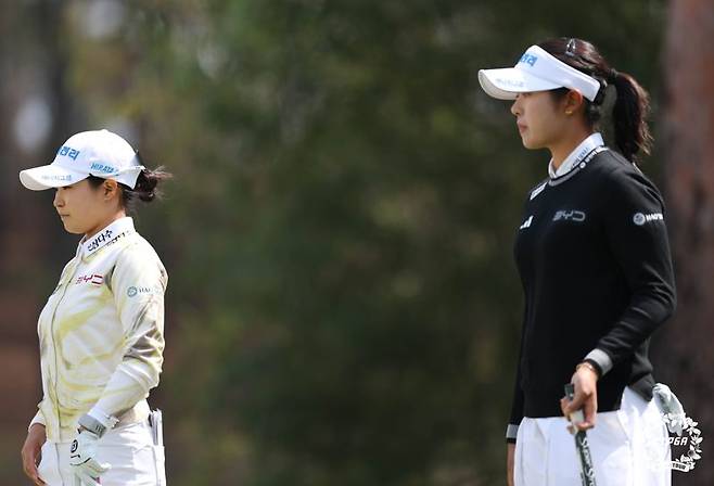 고지원(왼쪽)과 서교림이 더시에나오픈2026 최종 라운드 3번홀에서 함께 플레이를 하고 있다. KLPGA 제공