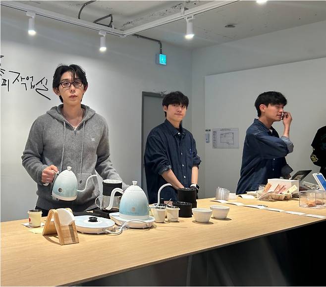 무신사 스페이스 서울숲에서 열린 팝업 카페에서 음악 프로듀서 코드 쿤스트(왼쪽 첫번째)가 커피를 내리고 있다. 사진=강명연 기자