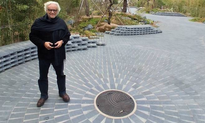리움 야외 정원의 끝부분인 동남쪽 플라자 공간에서 카메라 앞에 선 가브리엘 오로스코. 동심원 모양 바닥의 중심에 자신이 과거에 찍은 서울 도심 거리의 맨홀 뚜껑 사진을 바탕으로 재현한 맨홀 뚜껑을 붙였다. 노형석 기자