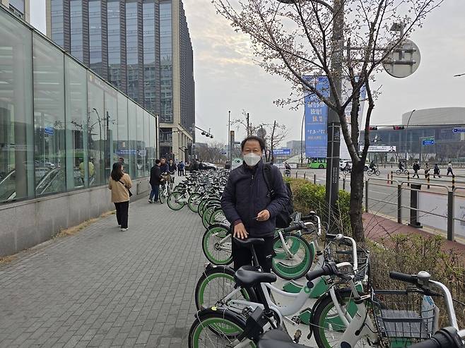 2026년 3월30일 ‘따릉이’를 타고 출근길에 오른 강동신씨가 서울 강서구 마곡나루역 2번 출구 앞 따릉이 무인대여소에서 자전거를 반납한 뒤 포즈를 취하고 있다. 김규남 기자