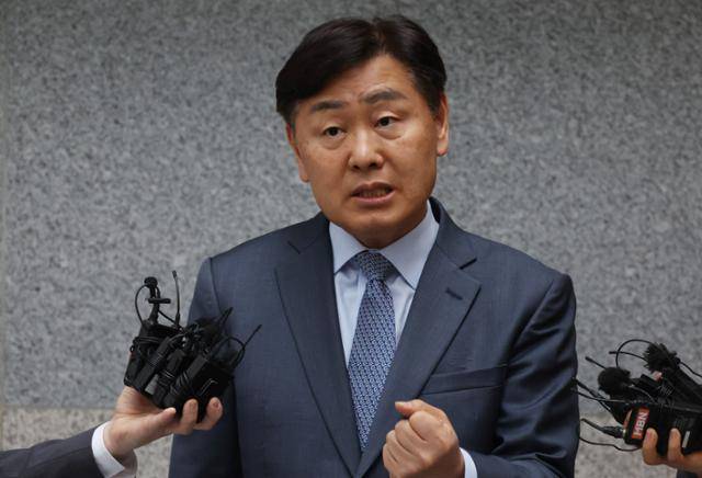 현금 살포 의혹에 휩싸인 김관영 전북지사가 1일 도청에서 취재진에게 "청년들에게 대리비를 줬다가 회수했다"며 "당 윤리감찰단에 있는 그대로 소명하겠다"고 밝히고 있다. 연합뉴스