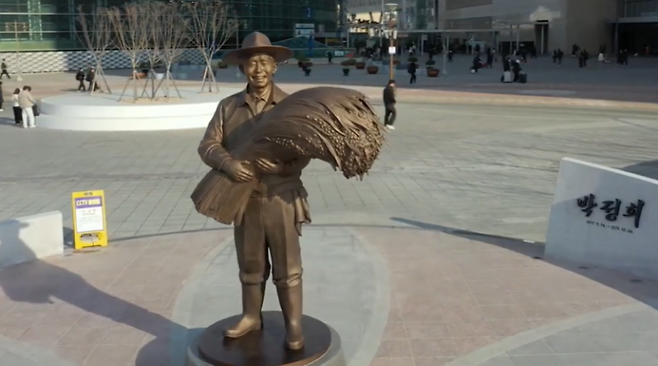 동대구역 앞에 설치된 박정희 전 대통령 동상