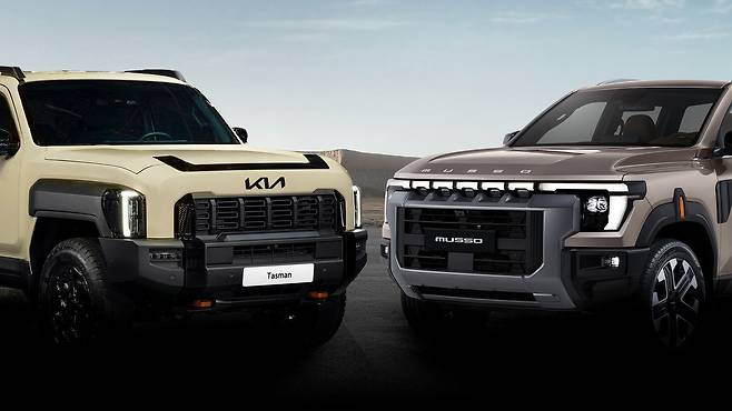 국내 승용 픽업트럭의 양대산맥으로 꼽히는 기아 타스만(왼쪽)과 KGM 무쏘.