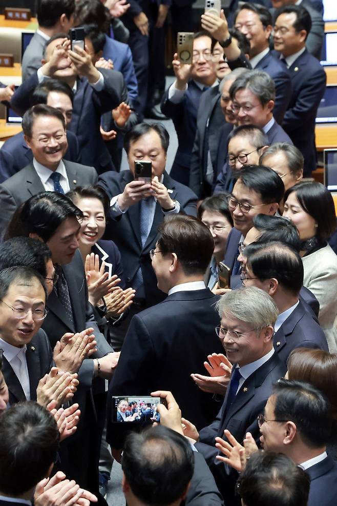 이재명 대통령이 2일 국회에서 2026 추가경정예산안 시정연설을 하기 위해 단상으로 향하며 더불어민주당 한준호 의원과 인사하고 있다. 연합뉴스