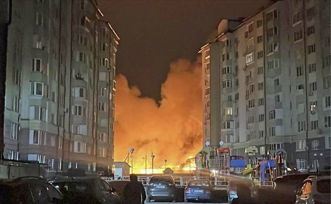 종전안 논의 중 우크라 대규모 공습한 러시아 6일(현지시간) 우크라이나 키이우 내 주거 지역에서 러시아의 야간 미사일 및 드론 공격으로 화재가 발생했다. 미사일 51발과 자폭형 드론 653기가 사용된 이번 공격으로 최소 8명이 다친 것으로 집계됐다. EPA연합뉴스